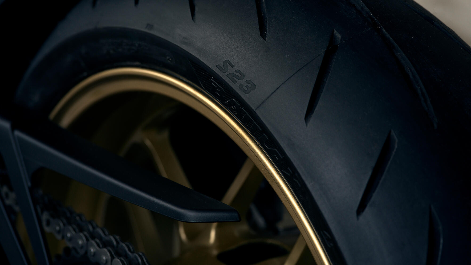 Колеса Yamaha SpinForged із шинами Bridgestone Battlax Hypersport S23